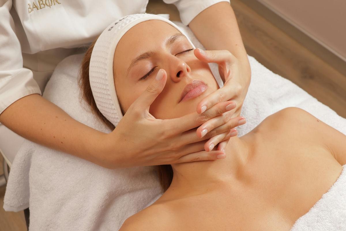 "Королева праздника": массаж лица классический 30 мин + микротоки 30 мин + ампулы BABOR